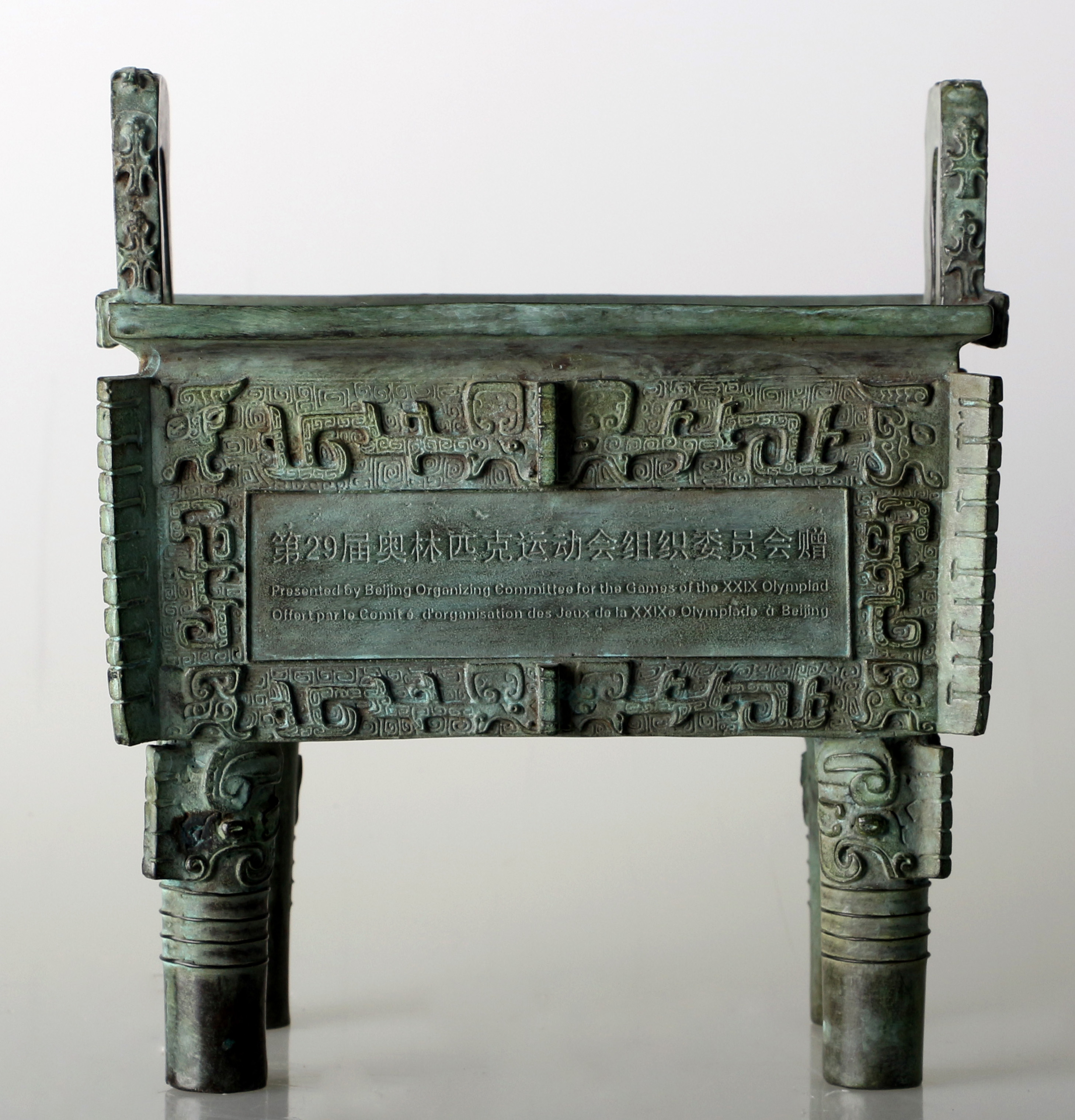 新九鼎銅藝美術(shù)館二號(hào)展廳——仿青銅器：奧運(yùn)方鼎