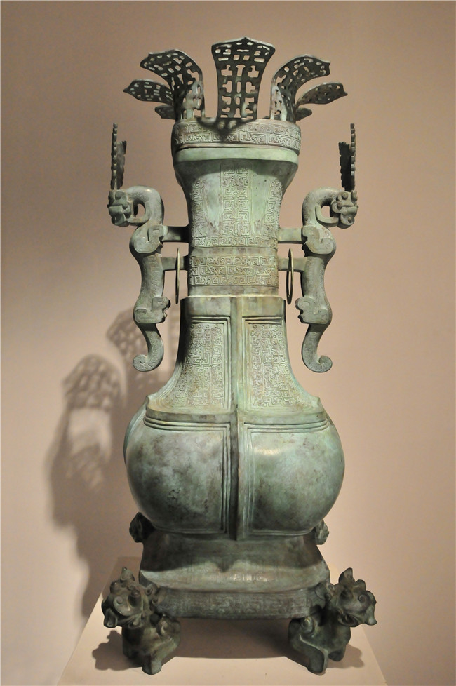 新九鼎銅藝美術(shù)館二號(hào)展廳——仿青銅器：蔡侯蓮瓣蓋銅方壺